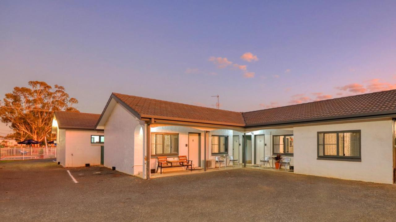 Parkes Federation Motel エクステリア 写真